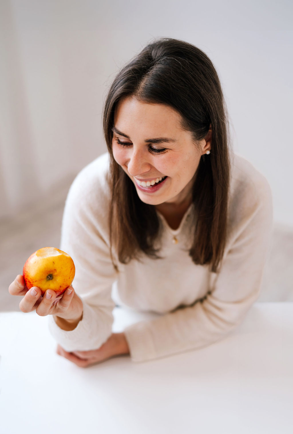 Verena_mit_Apfel_in_der_Hand